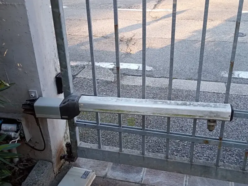 Attuatore lineare montato su un cancello a battente