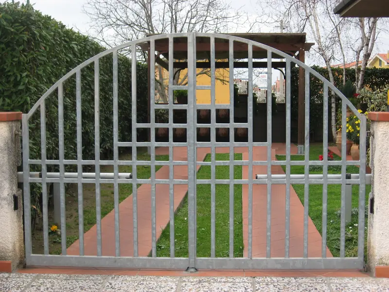 Cancello ad arco zincato automatico su giardino