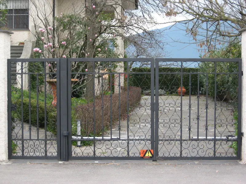Cancello automatico in ferro lavorato con cancellino pedonale