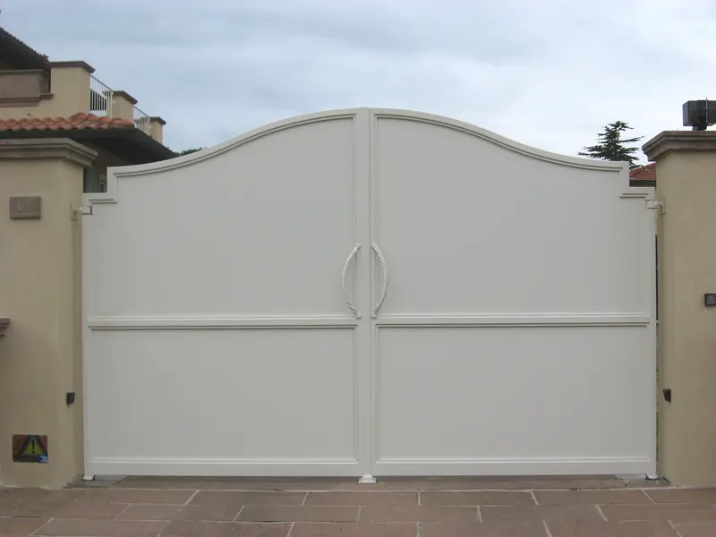 Cancello a battente cieco bianco a due ante, automatizzato