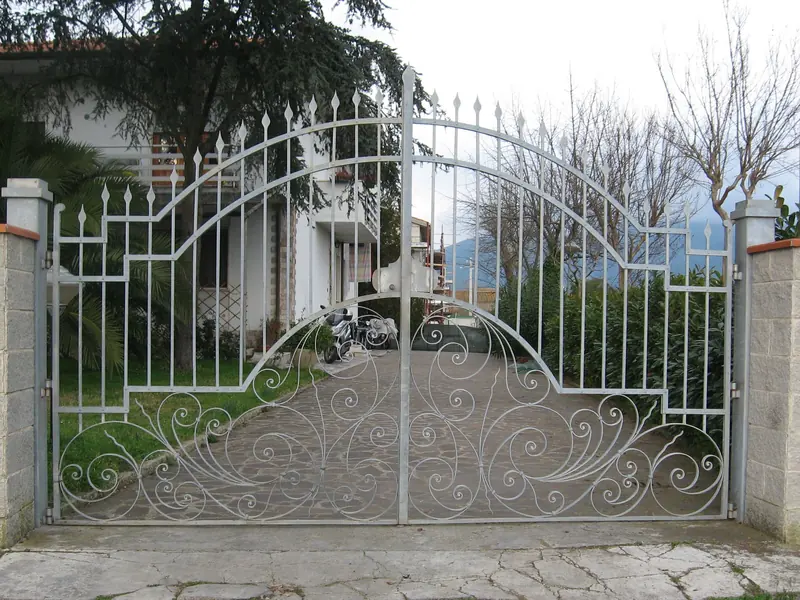Cancello a battente zincato con decori in ferro battuto, automatizzato