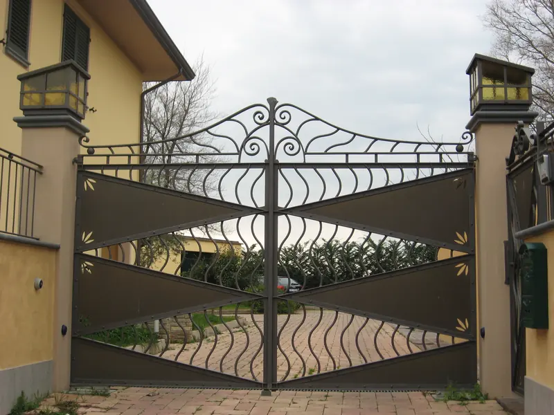 Cancello a battente di design in ferro, automatizzato