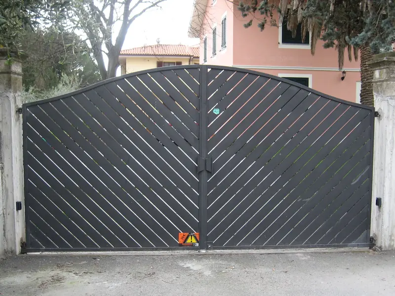 Cancello a battente a doghe diagonali con automazione e segnaletica