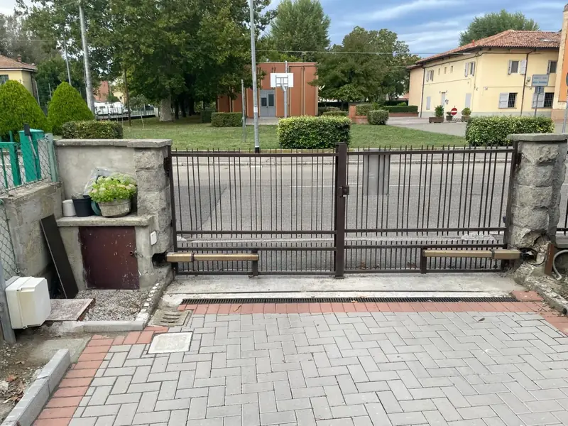 Cancello a doppia anta automatizzato su passo carrabile