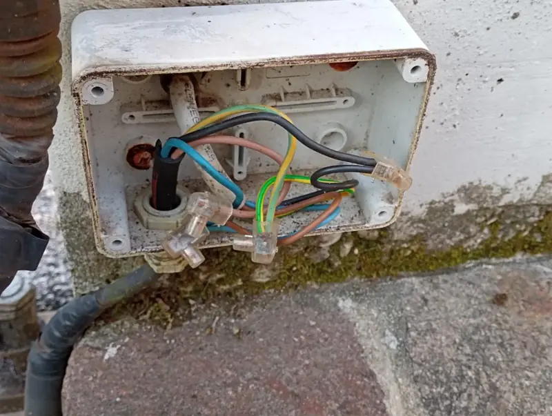 Cassetta di derivazione aperta con i cablaggi di un cancello automatico