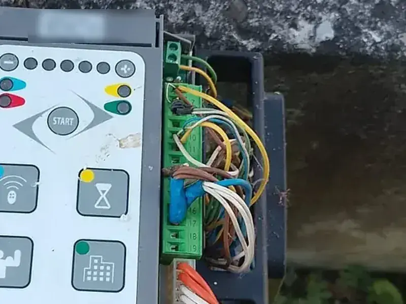 Centrale di comando di un cancello automatico con morsettiere e cablaggi