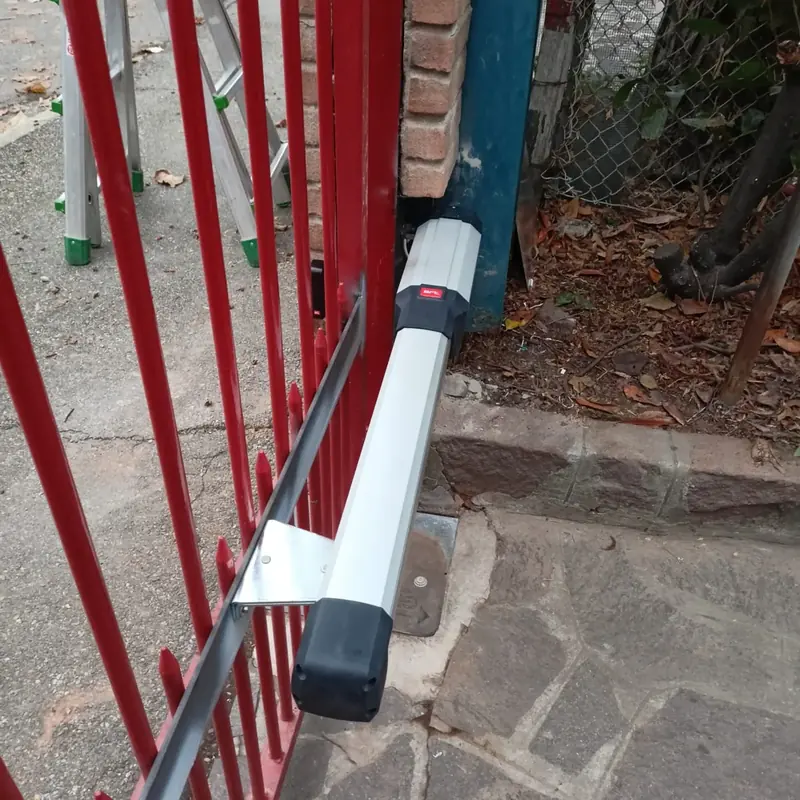 Installazione di un attuatore su cancello a battente