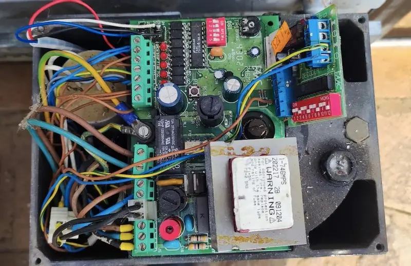 Scheda elettronica della centrale di un cancello automatico